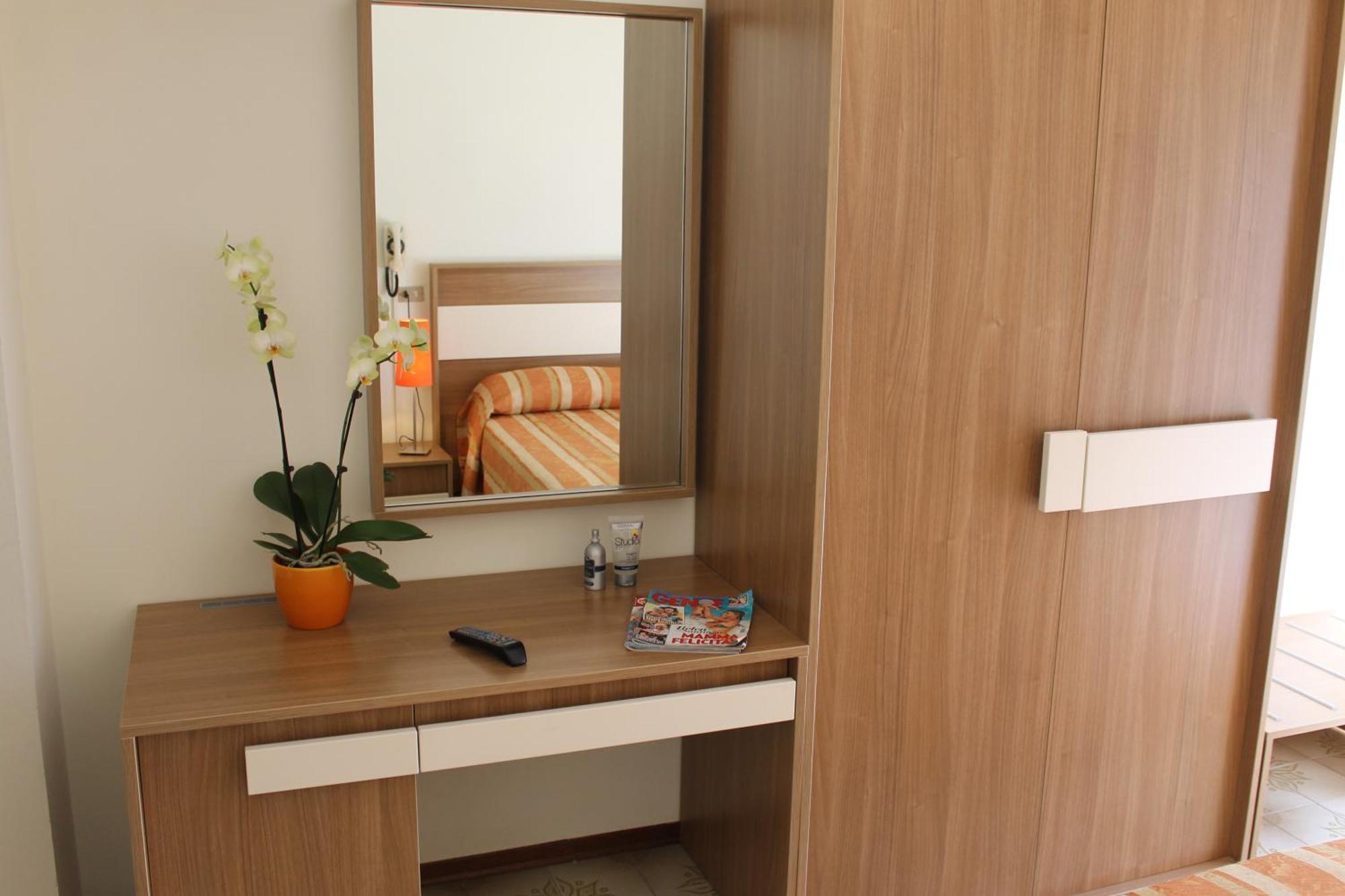 Hotel Astor B&B Lido di Classe Extérieur photo