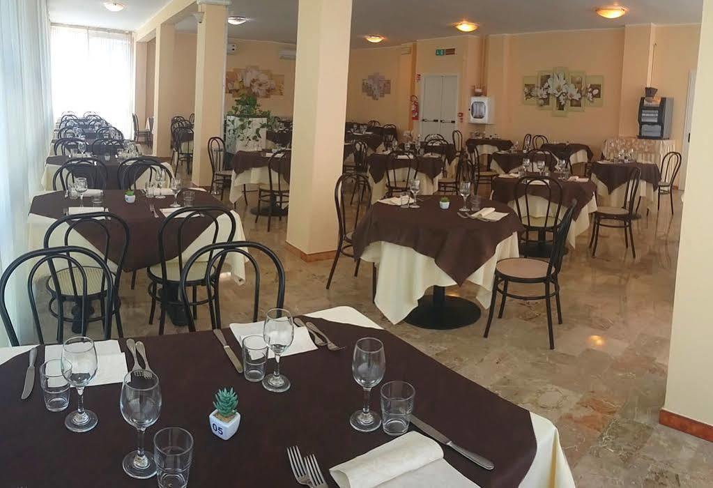 Hotel Astor B&B Lido di Classe Extérieur photo
